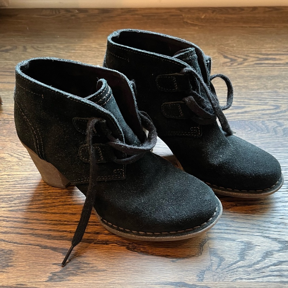 Clarks women’s 6.5 fall black suede booties
